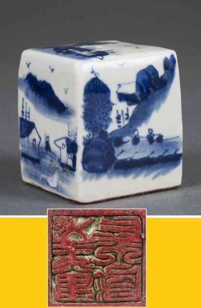 CACHET / SCEAU QUADRANGULAIRE EN PORCELAINE BLEU BLANC Chine, Dynastie Qing, Epoque XIXe siècle A décor en bleu cobalt sous couverte de paysages aux lettrés taoïstes, aux montagnes, aux ponts et aux barques sur le fleuv