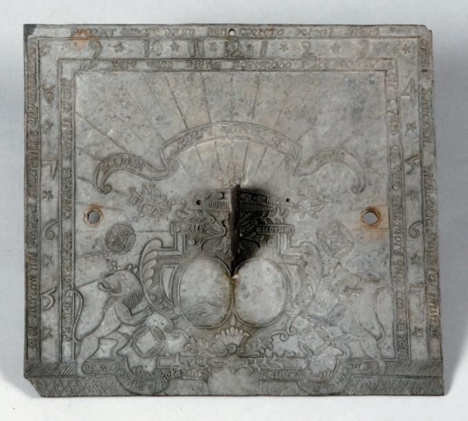 Cadran solaire de jardin en ardoise gravée, aux armes de la famille LE GRAND DE REHAINVILLER, en Lorrain