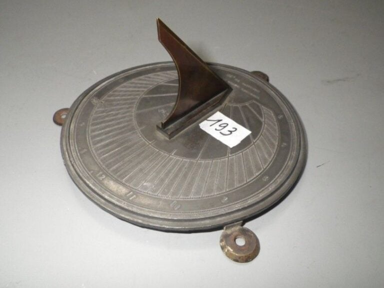 Cadran solaire de jardin par Henri Robert, horloge