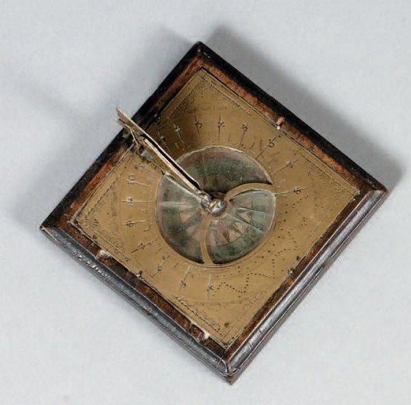 Cadran solaire en laiton et bois, de forme carrée; rose des vents en papier polychrom