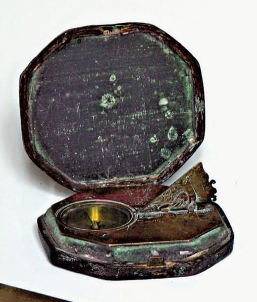 CADRAN SOLAIRE PAR LE MAIRE Table octogonale en laiton, gravée et signée