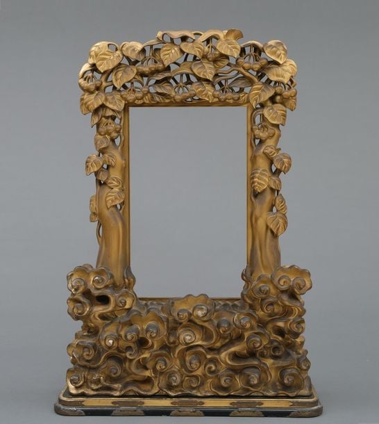 Cadre de temple en bois doré, décoré de gravures de feuilles de vigne et de vague
