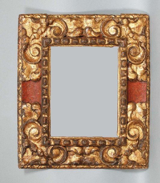 Cadre en bois sculpté, doré et laqué à décor de vigoureux enroulements de feuillage