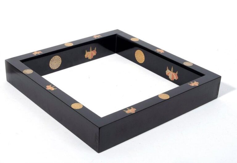 Cadre noir (robuchi) en bois laqué noir, utilisé lors de la cérémonie du thé, décoré en laque maki-e dorée, à décor d'emblèmes de Paulownia et de chrysanthèmes impériau