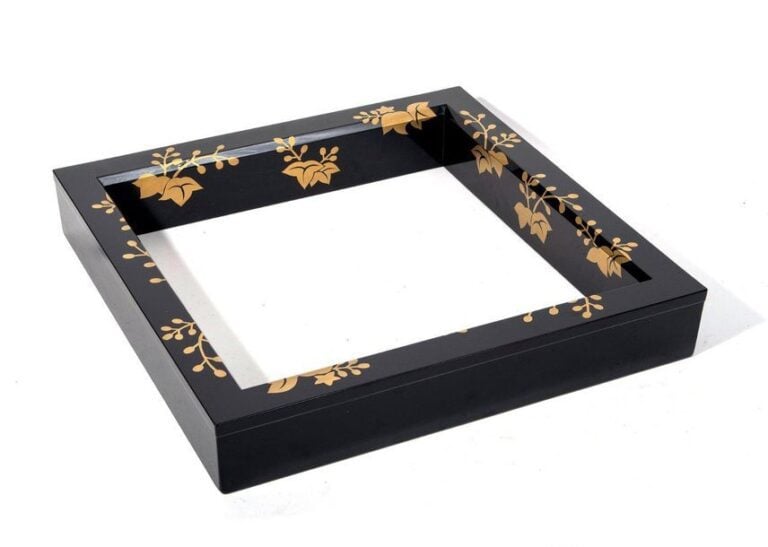 Cadre noir (robuchi) en bois laqué noir, utilisé lors de la cérémonie du thé, décoré en laque maki-e dorée, à décor de fleurs et feuilles de Paulowni