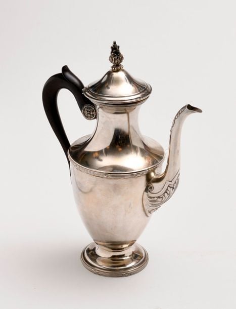 CAFETIERE en argent posant sur un piédouche rond, le corps uni orné de joncs enrubannés, anse en bois noirc