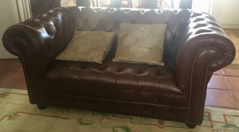 Canapé Chesterfield en cuir capitonné brun, deux place