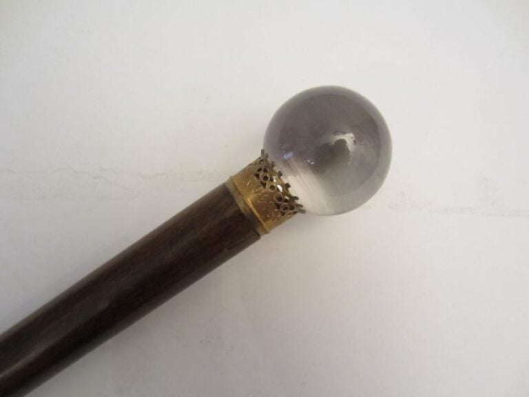 Canne à pommeau de cristal, fût en hêtre teinté