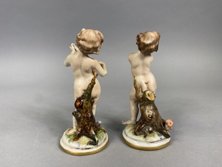 CAPODIMONTE, dans le goût - Paire de putti musiciens en porcelaine émaillée - H…