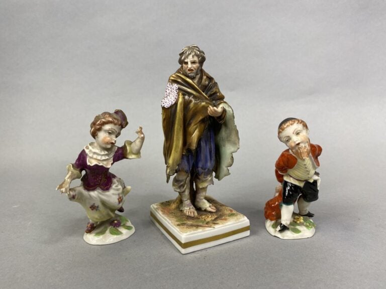CAPODIMONTE, dans le goût - Paire de putti musiciens en porcelaine émaillée - H…