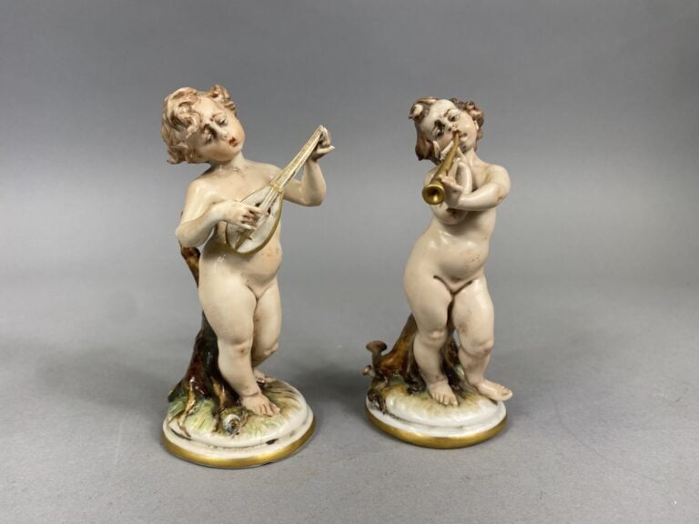 CAPODIMONTE, dans le goût - Paire de putti musiciens en porcelaine émaillée - H…