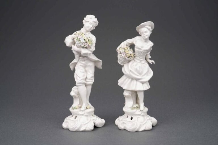CAPODIMONTE Deux sujets en porcelaine figurant un couple tenant des paniers de fleur