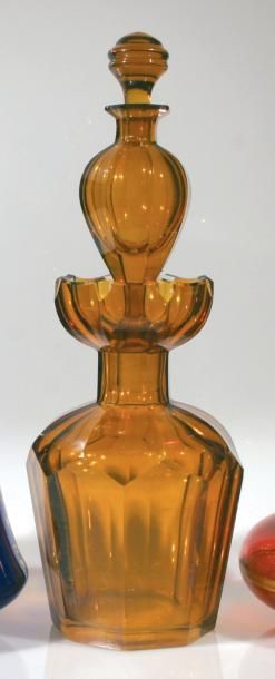 Carafe à bord corolle en cristal ambre taillé à côtes plates, le bouchon formant flacon à eau de fleur d'orange