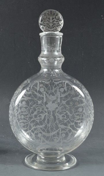 Carafe à piédouche et panse aplatie, modèle Michelangelo, en cristal gravé de rinceau