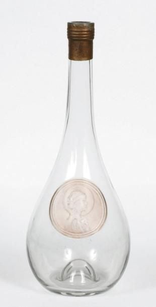 Carafe Clos Saint Odile (grand modèle, 1922) à décor de médaillon figurant la tête de la sainte de profi