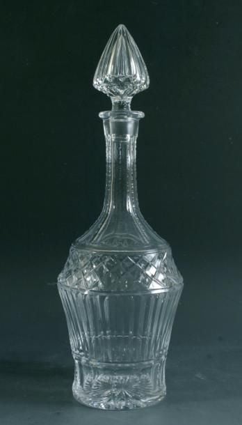 Carafe en cristal taillé à côtes plates crantées, côtes biseautées et diamants adoucis; bouchon à côtes biseautée