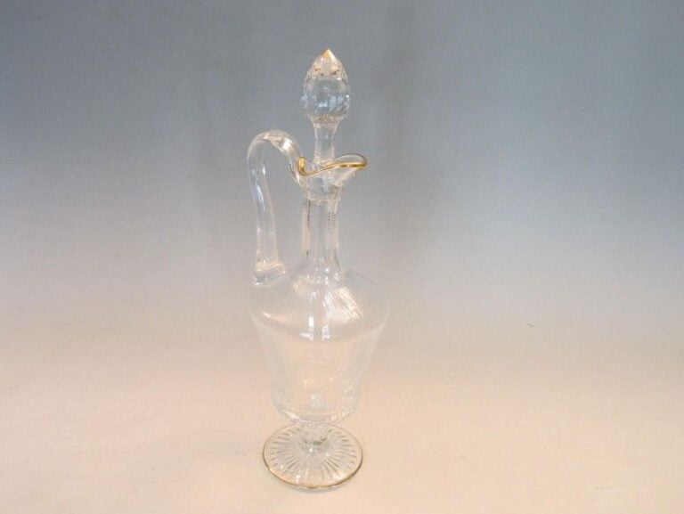 Carafe en forme d'aigiuère en cristal liseré o