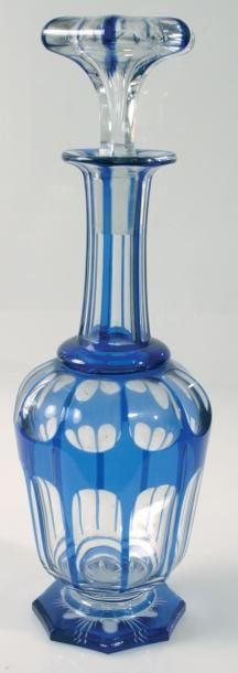Carafe et son bouchon en verre doublé bleu taillé à deux rangs de côtes plates; motif rayonnant au rever