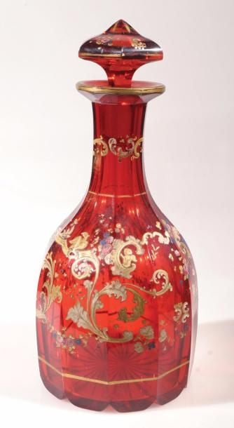 Carafe et son bouchon en verre rouge taillé à côtes plates à décor de rinceaux dorés et blancs, et de fleurettes polychrome