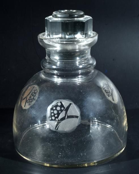Carafe hémisphérique Art Déco en verre gravé de trois fleurs stylisées; bouchon «écrou