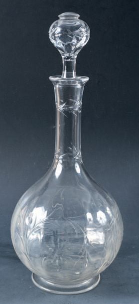 Carafe piriforme à piédouche en cristal taille-gravé de guirlande de fleurs et de feuillage