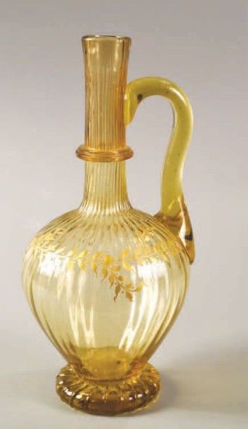 Carafe sur piédouche en verre fumé à côtes vénitiennes et à décor de feuillages dorés (fêlure dans la base