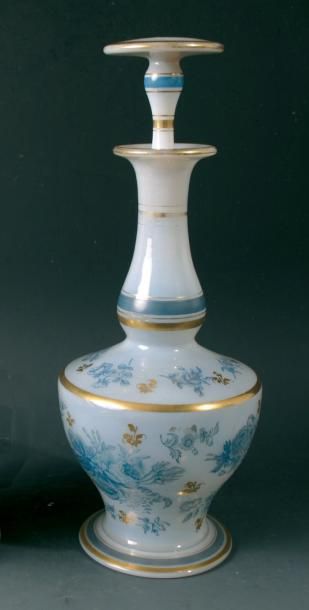 Carafe sur piédouche et son bouchon en opaline de cristal savonneuse à décor floral bleu et dor