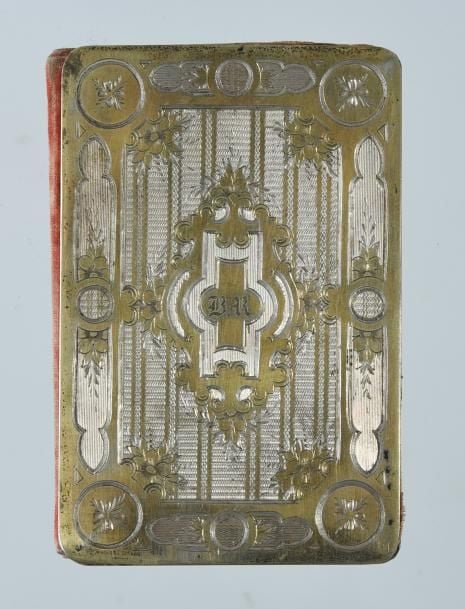 Carnet «Souvenir» en cuivre doré finement guilloché et gravé d'un encadrement et d'un cartouche portant les initiales BR, au revers, le cartouche représente une vue de pont et de villag
