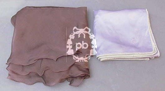 CARRE en mousseline et satin de soie lilas gansé de petites perles blanches (petites salissures