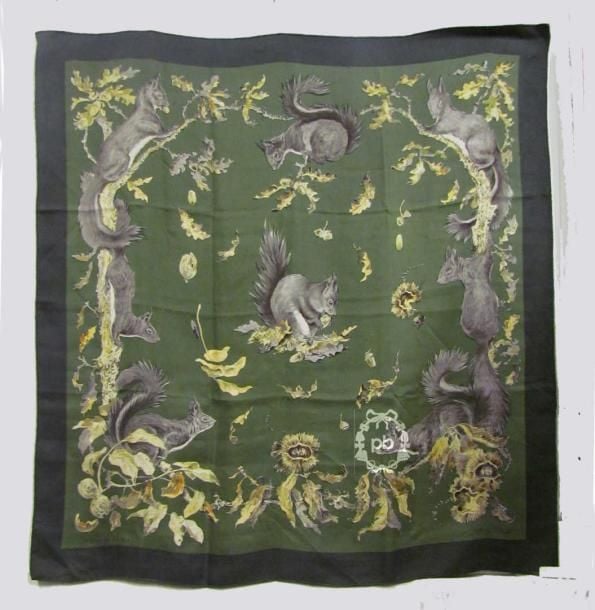 CARRE en twill de soie imprimé à décor d'écureuils dans les tons vert, gris et paille signé
