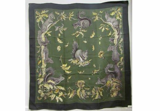 CARRE en twill de soie imprimé à décor d'écureuils dans les tons vert, gris et paille signé