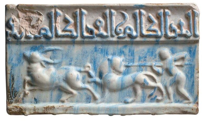 CARREAU À LA SCÈNE DE CHASSE Carreau rectangulaire, décoré en relief d'une scène représentant un homme blessant à l'aide d'une lance un fauve poursuivant un caprid