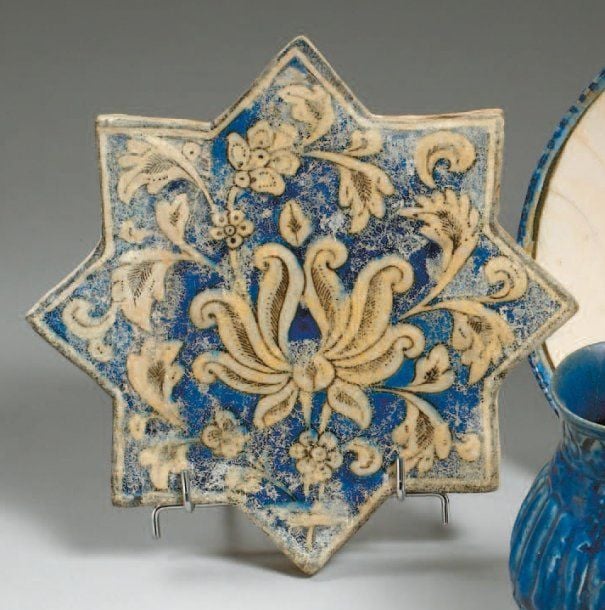 CARREAU AU LOTUS Étoile de revêtement octogonale, décorée en relief en réserves blanches sur fond bleu d'une fleur de lotus et de tiges fleurie