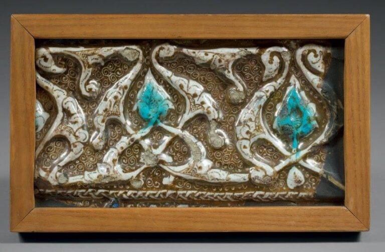 Carreau aux rinceaux Céramique à décor de lustre métalliqu