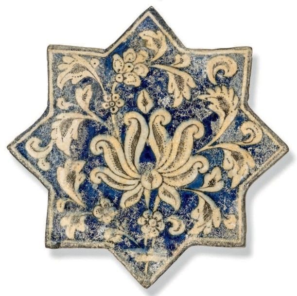 Carreau Ilkhanide en forme d'étoile Pâte siliceuse à décor polychrome moulé sous glaçure incolore transparente