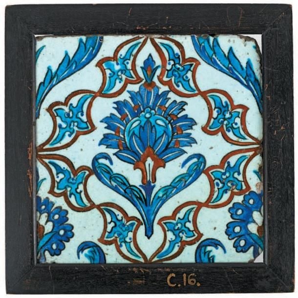 Carreau Iznik à l'oeillet Pâte siliceuse à décor peint en polychromie sous glaçure incolore transparente Turquie, Iznik, XVIIe siècle, Empire Ottoman Hauteur: 26; Largeur: 25,5 cm Le cadre ancien porte une inscription peinte «C16»