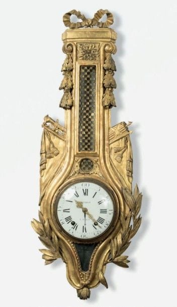 Cartel d'applique en bois sculpté et doré; de forme violonée, il est surmonté d'un ruban et de feuilles de chêne en chute