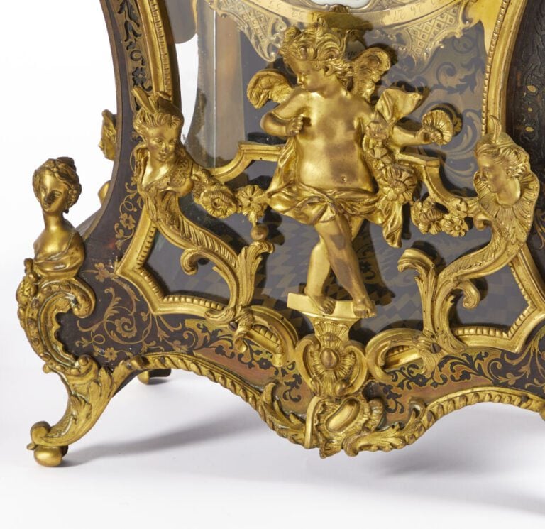 CARTEL - Marqueterie Boulle en laiton gravé dans des fonds d'écailles brunes. -…