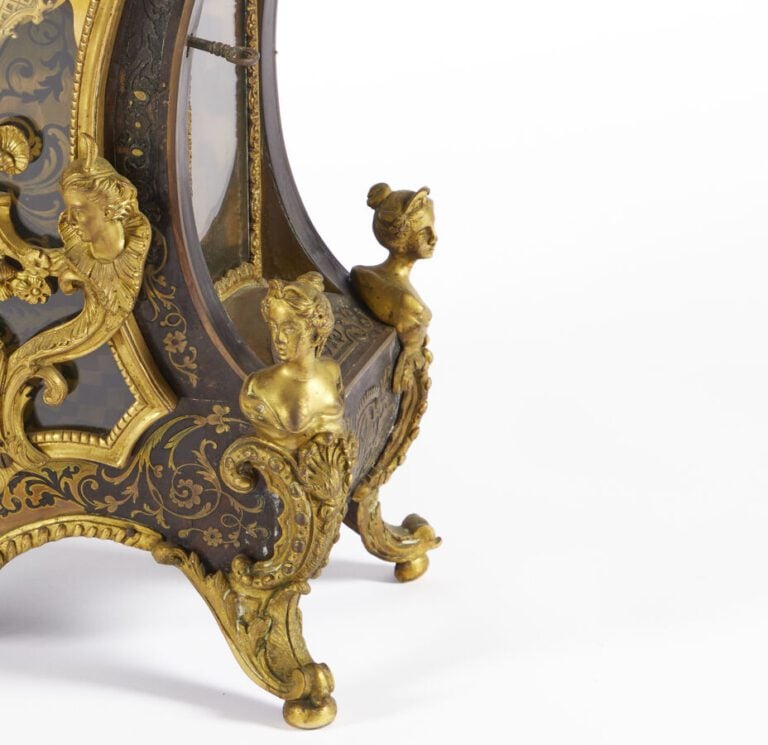 CARTEL - Marqueterie Boulle en laiton gravé dans des fonds d'écailles brunes. -…