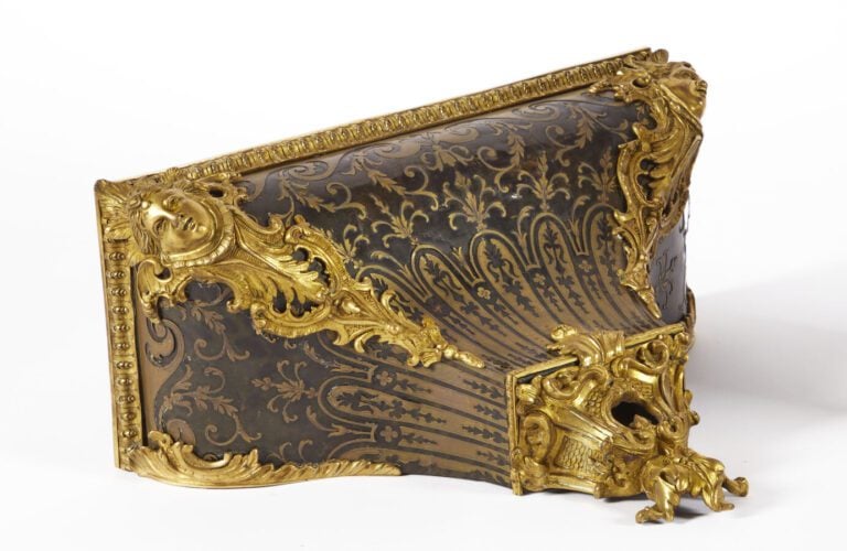 CARTEL - Marqueterie Boulle en laiton gravé dans des fonds d'écailles brunes. -…