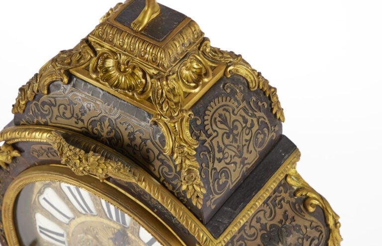 CARTEL - Marqueterie Boulle en laiton gravé dans des fonds d'écailles brunes. -…