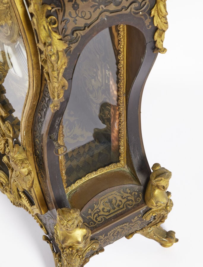 CARTEL - Marqueterie Boulle en laiton gravé dans des fonds d'écailles brunes. -…