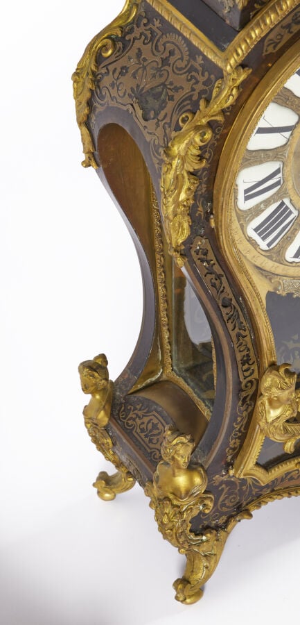 CARTEL - Marqueterie Boulle en laiton gravé dans des fonds d'écailles brunes. -…