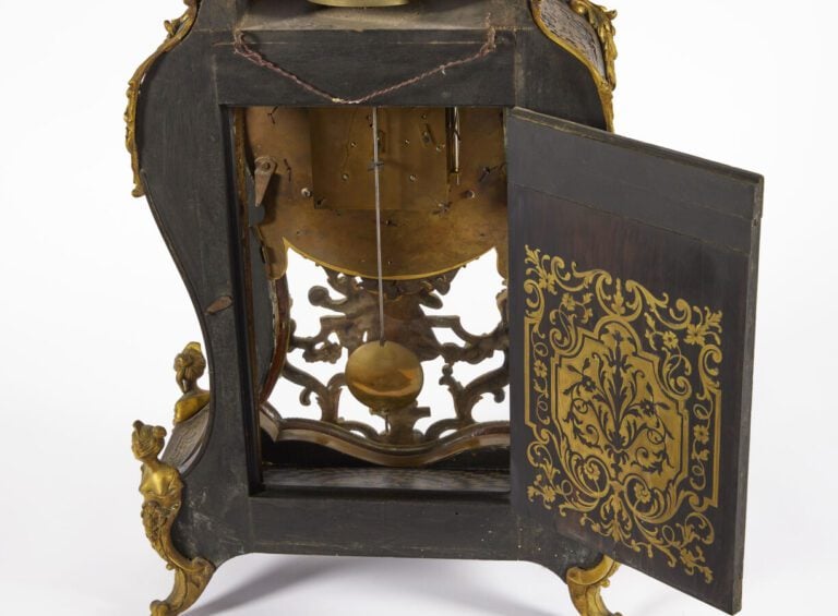CARTEL - Marqueterie Boulle en laiton gravé dans des fonds d'écailles brunes. -…
