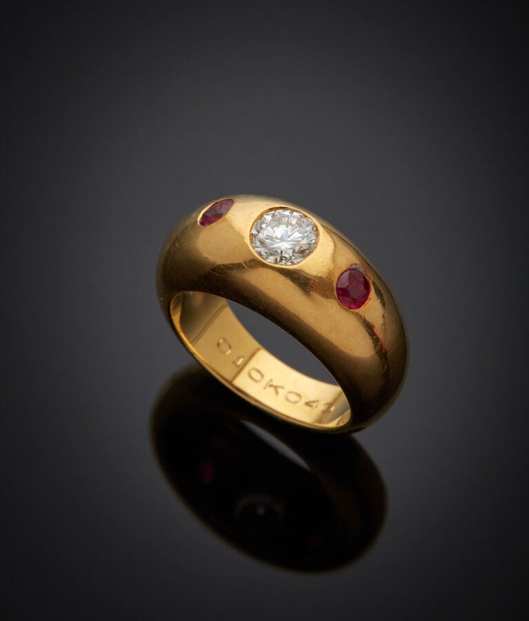 CARTIER - BAGUE "jonc" en or jaune (750‰) serti d'un diamant taille brillant, é…