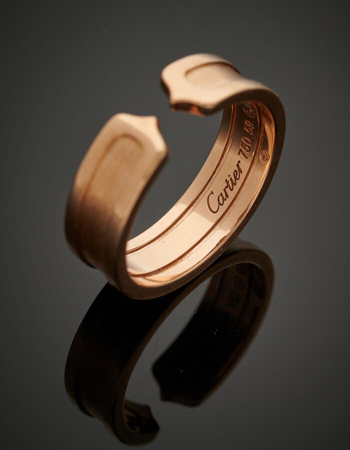 CARTIER - BAGUE ouverte modèle "C" en or rose (750‰) partiellement satiné. - Si…