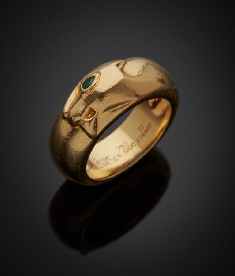 CARTIER - BAGUE "panthère" en or jaune (750‰) sculpté, l'oeil serti d'une émera…