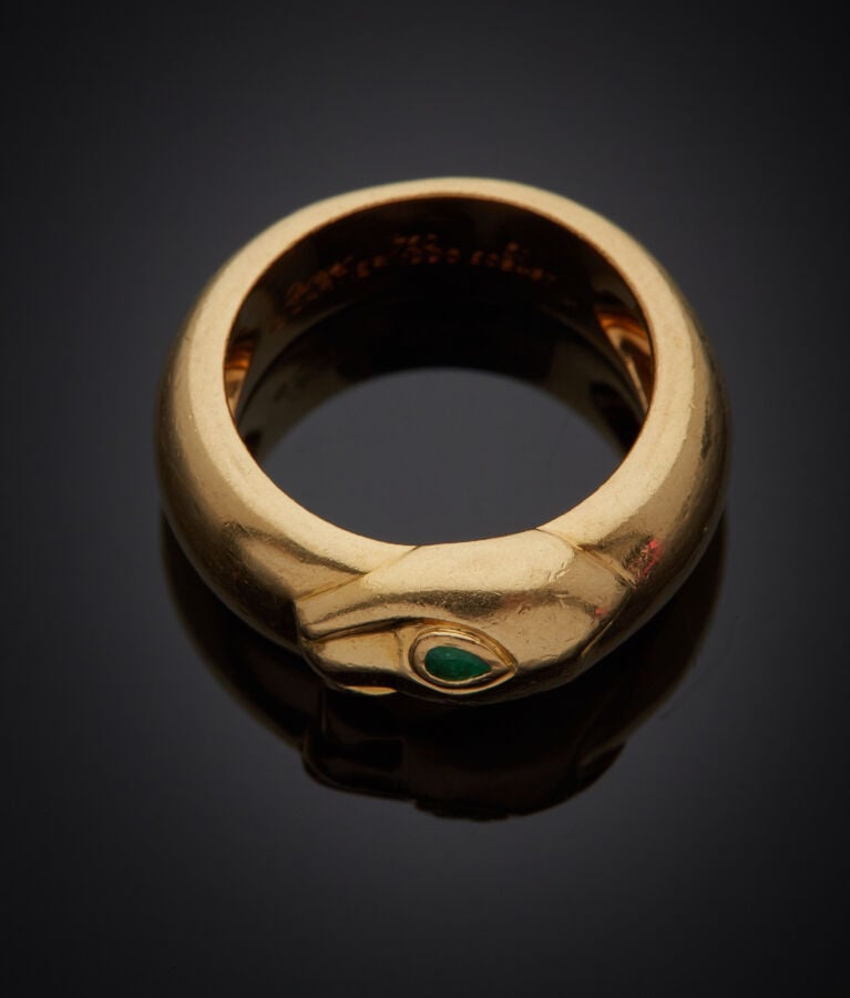 CARTIER - BAGUE "panthère" en or jaune (750‰) sculpté, l'oeil serti d'une émera…