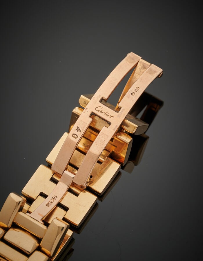 CARTIER - BRACELET MONTRE "Pasha" ronde en or jaune (750‰). Cadran crème, chiff…