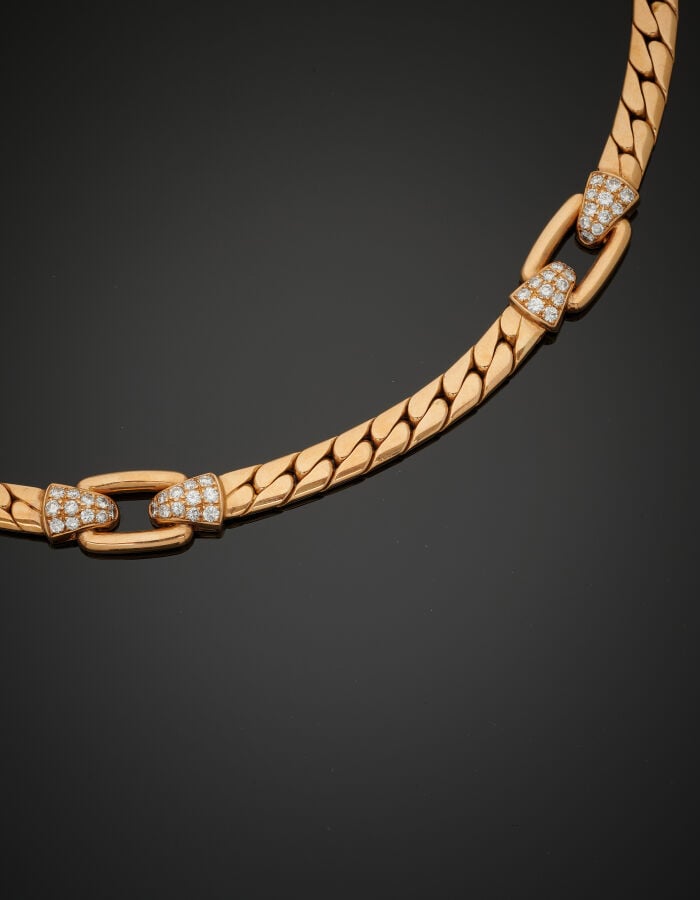 CARTIER - COLLIER en or jaune (750‰) à maille gourmette plate alternée de trois…